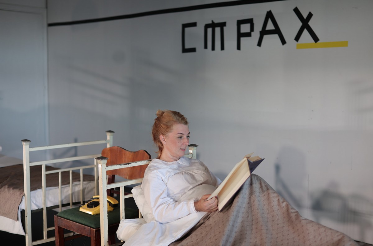 Сцена из спектакля Даугавпилсского театра "Провинциальные анекдоты", которым 5 сентября откроется новый театральный сезон 2025/2026 в Даугавпилсе. Фото: Джейна Саулите