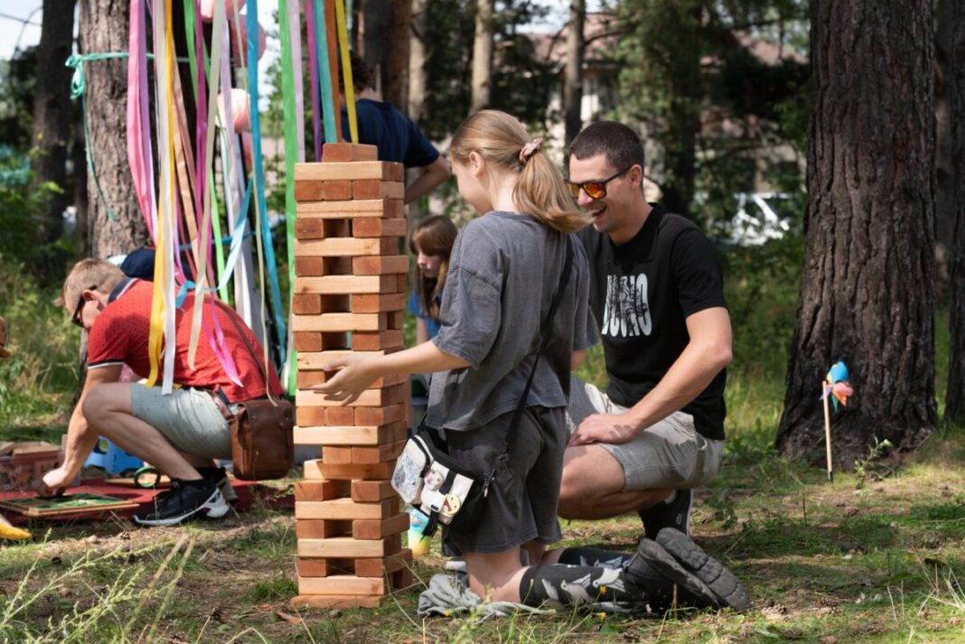 Инвентарь НПО Z-Puzzle во время Фестиваля молодёжи и спорта «Артишок». 9 августа 2025 года. Фото со страницы Z-Puzzle в Фейсбуке