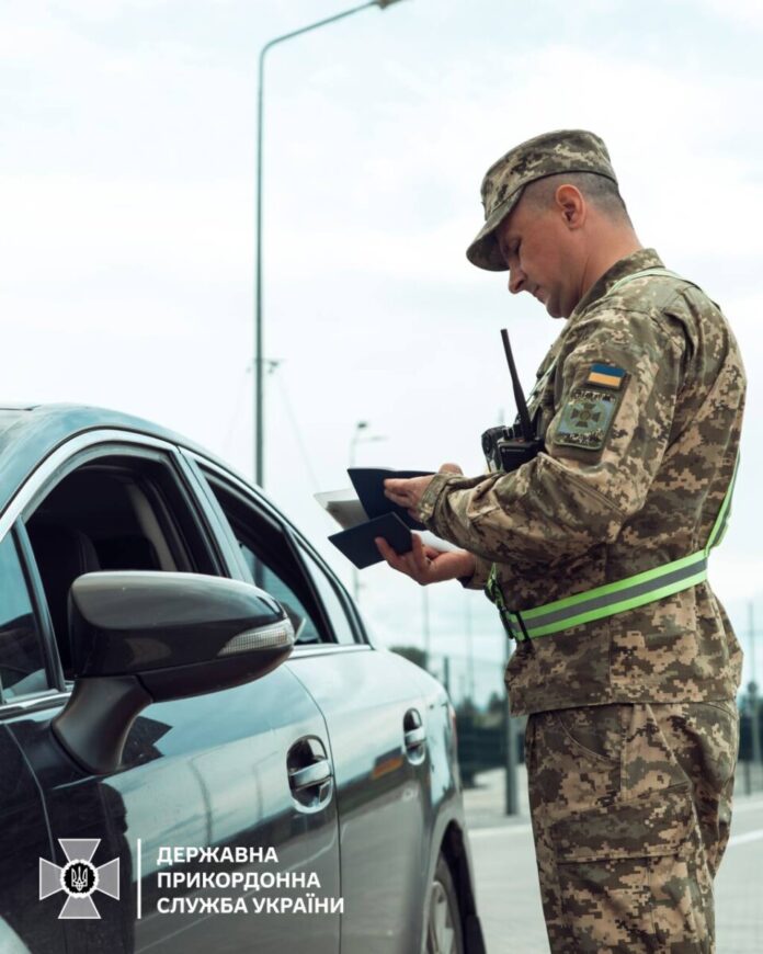 Досмотр на украинской границе. Фото: Государственная пограничная служба Украины