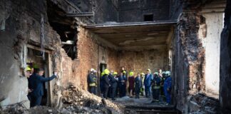 Россия эскалирует войну: об атаках последних дней на Украину и дронах, сбитых в Польше Министр иностранных дел Андрей Сибига вместе с премьер-министром Юлией Свириденко и министром внутренних дел Игорем Клименко, а также сотрудники 60 дипломатических представительств, аккредитованных в Украине, посетили место российского удара по зданию Правительства Украины. Фото: Министерство иностранных дел Украины / 8 сентября 2025 года