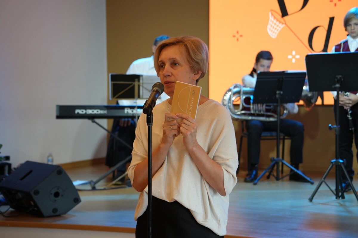 Елена Шапкова, директор Латгальской центральной библиотеки, презентует новый сборник Dzejas dienas со стихами местных поэтов на открытии Дней поэзии 2025 в Даугавпилсе. 9 сентября 2025 года. Фото: Гунта Лочмеле / Daugavpils valstspilsētas pašvaldība
