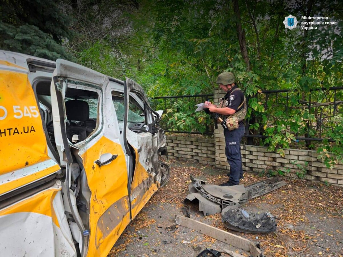 Автомобиль мобильной почты, где выдавалась пенсия, попал под удар авиабомбы. Фото: Національна поліція України