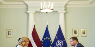 Премьер-министр Эвика Силиня и министр благосостояния Рейнис Узулниекс на встрече 29 сентября 2025 года. Фото: Valsts kanceleja