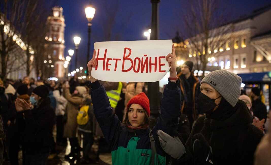 Медиазона Антивоенная акция в Санкт-Петербурге 27 февраля 2022 года. Фото: Давид Френкель / Медиазона