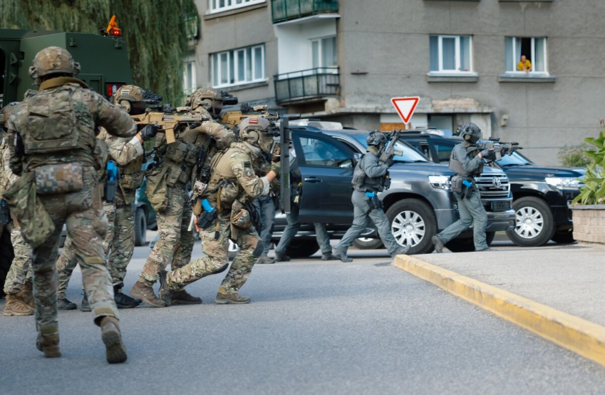 Военные, полиция, СГБ. Антитеррористические учения Службы государственной безопасности Латвии — Dinaburg 2025. Они проходили в Даугавпилсе 23 сентября 2025 года. Фото: Valsts drošības dienests
