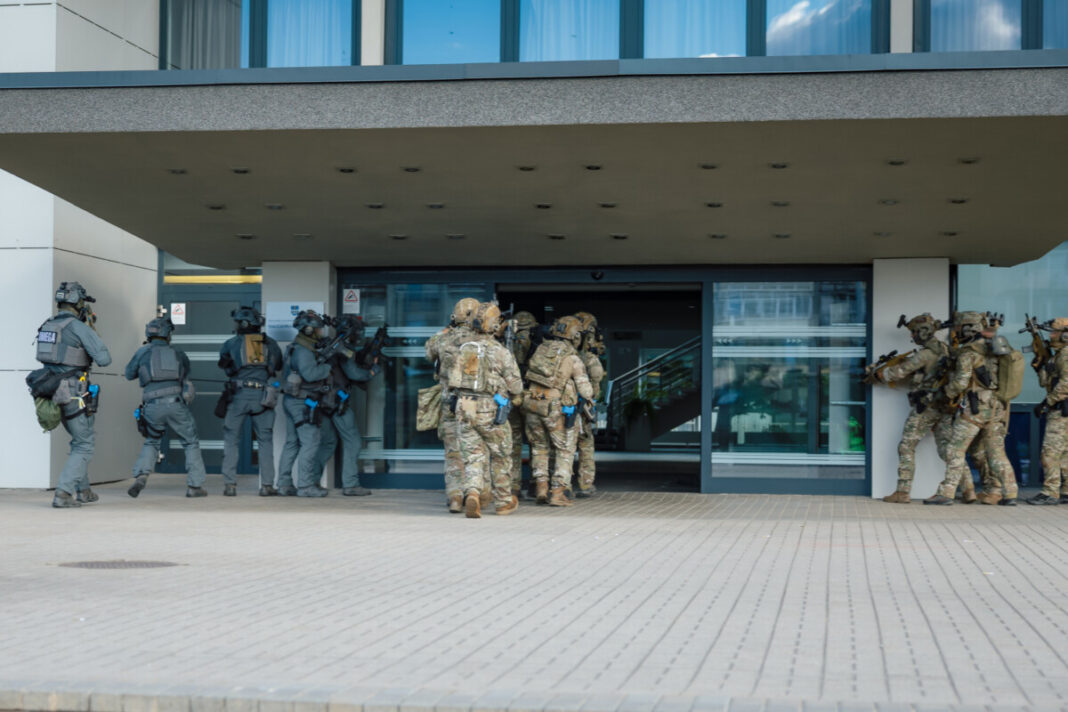 СГБ, военные, полиция, теракт. Антитеррористические учения Службы государственной безопасности Латвии — Dinaburg 2025. Они проходили в Даугавпилсе 23 сентября 2025 года. Фото: Valsts drošības dienests