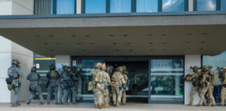 СГБ, военные, полиция, теракт. Антитеррористические учения Службы государственной безопасности Латвии — Dinaburg 2025. Они проходили в Даугавпилсе 23 сентября 2025 года. Фото: Valsts drošības dienests