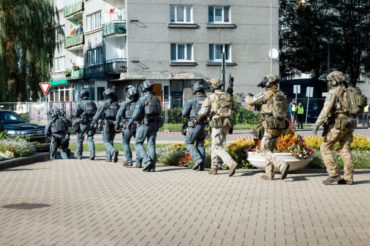 СГБ, военные, полиция, теракт. Антитеррористические учения Службы государственной безопасности Латвии — Dinaburg 2025. Они проходили в Даугавпилсе 23 сентября 2025 года. Фото: Valsts drošības dienests