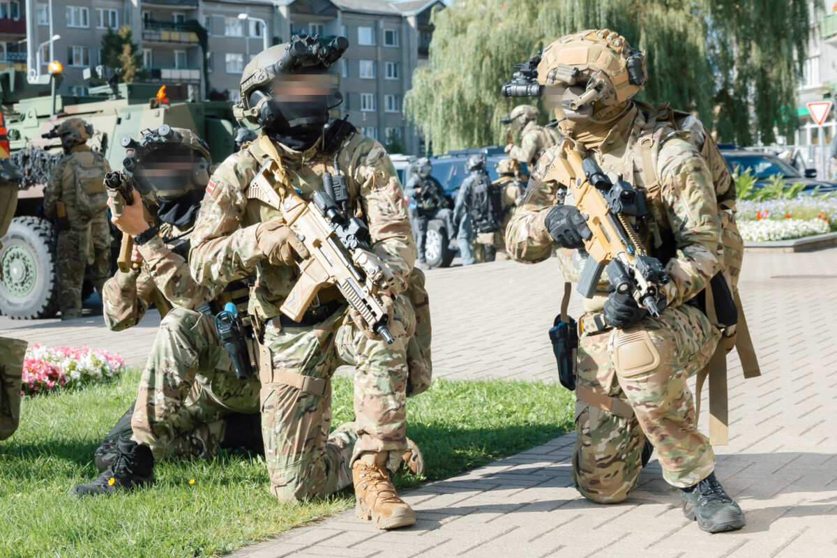 СГБ, военные, теракт. Антитеррористические учения Службы государственной безопасности Латвии — Dinaburg 2025. Они проходили в Даугавпилсе 23 сентября 2025 года. Фото: Valsts drošības dienests