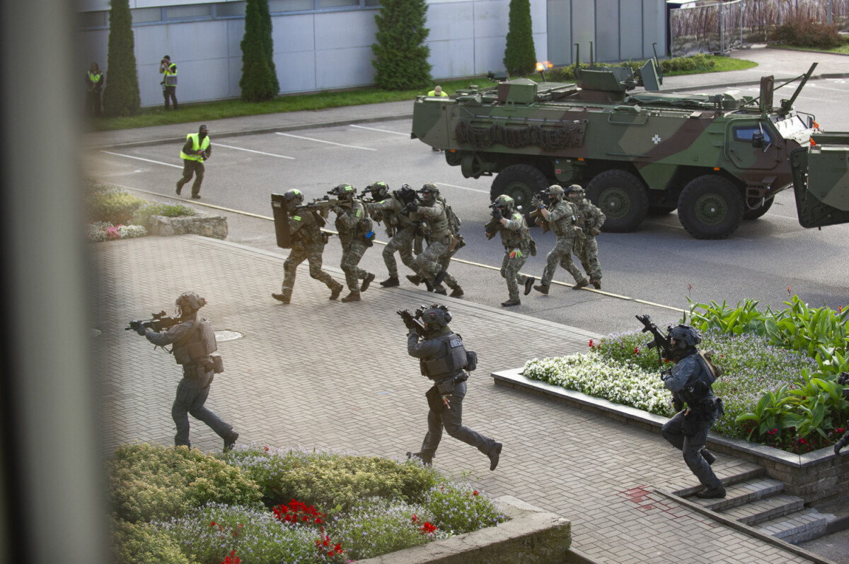 СГБ, БТР, полиция, бронетранспортёр, военные, теракт. Антитеррористические учения Службы государственной безопасности Латвии — Dinaburg 2025. Они проходили в Даугавпилсе 23 сентября 2025 года. Фото: Valsts drošības dienests