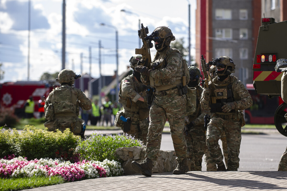 Теракт, военные, полиция. Антитеррористические учения Службы государственной безопасности Латвии — Dinaburg 2025. Они проходили в Даугавпилсе 23 сентября 2025 года. Фото: Valsts drošības dienests