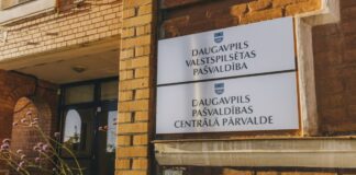 Центральный вход в здание Даугавпилской городской думы. Октябрь 2024 года. Фото: Евгений Ратков