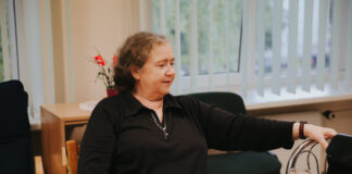 «У каждого человека есть своё место и дело, которое приносит ему удовольствие». Руководитель поэтического кружка «Гармония» Ирина Кононович Ирина Кононович, руководитель поэтического кружка "Гармония", работающего при Даугавпилсском дневном центре "Саскарсме". 15 сентября 2025 года. Фото: Ирина Маскаленко