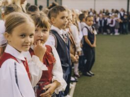 День знаний в Даугавпилсской средней школе Центра. Даугавпилс, 1 сентября 2025 года. Фото: Евгений Ратков