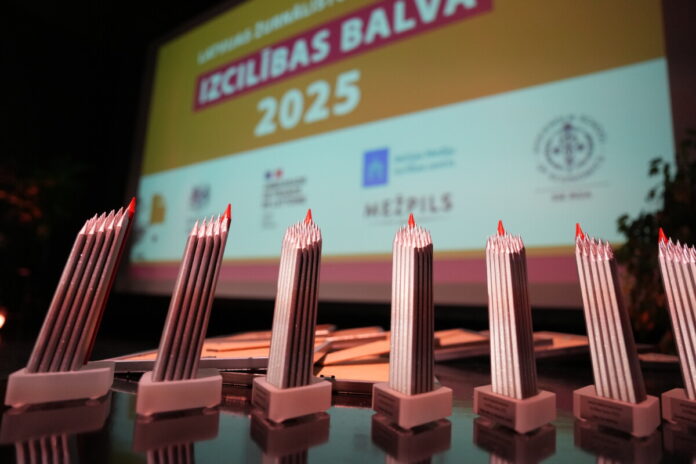 Pasniedz Latvijas Žurnālistu asociācijas "Izcilības balvas" Церемония вручения премии Латвийской ассоциации журналистов. 5 сентября 2025 года Фото: Edijs Pālens / LETA