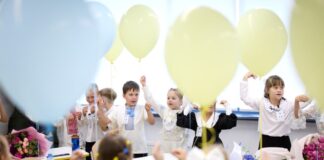 Ученики одной из школ в Киевской области 1 сентября 2025 года. Фото из официального телеграм-канала президента Украины Владимира Зеленского