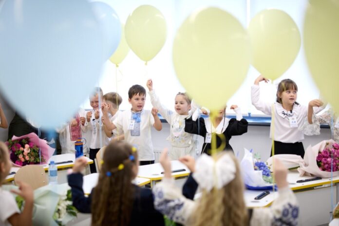 Ученики одной из школ в Киевской области 1 сентября 2025 года. Фото из официального телеграм-канала президента Украины Владимира Зеленского