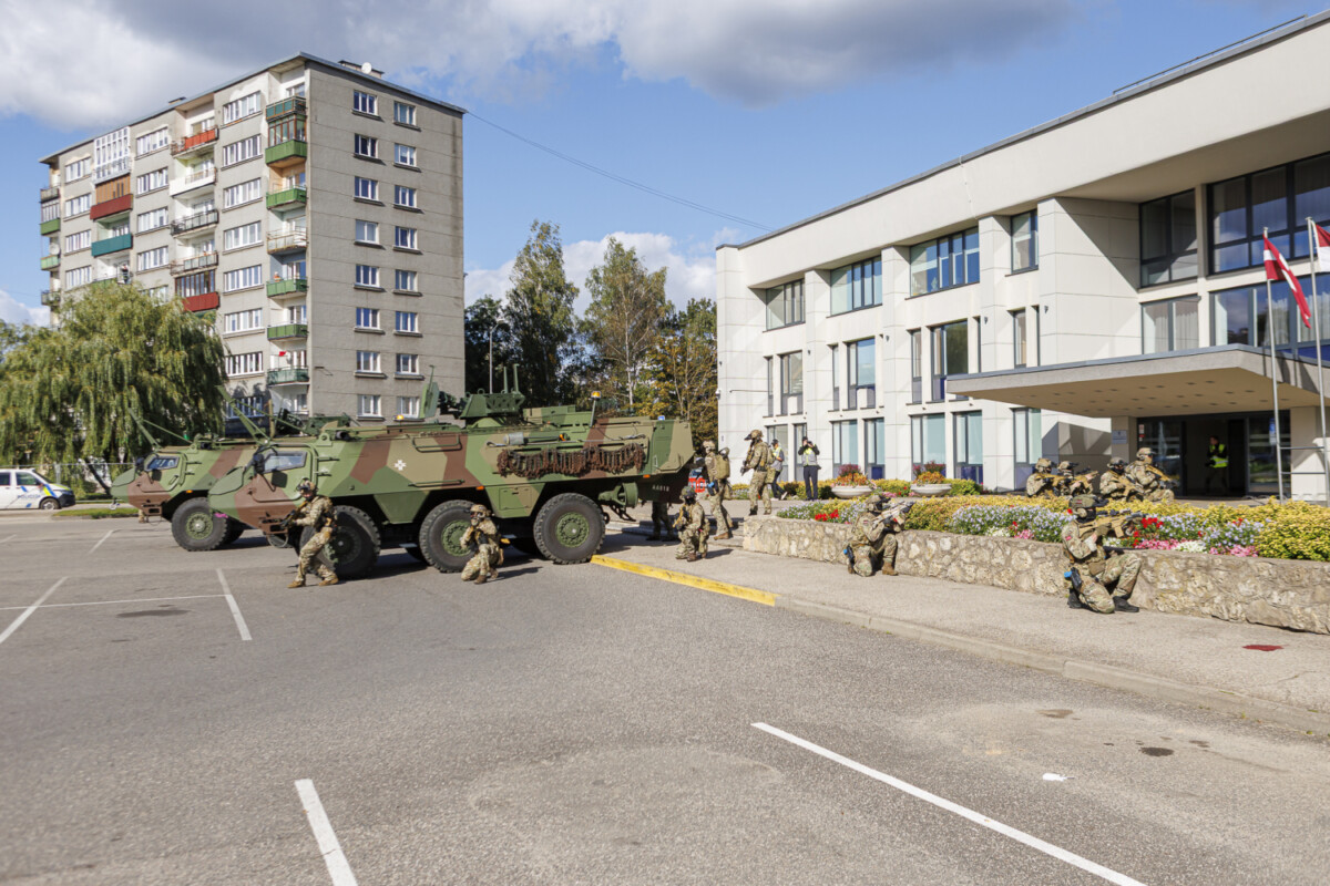СГБ, БТР, бронетранспортёр, военные, полиция, теракт. Антитеррористические учения Службы государственной безопасности Латвии — Dinaburg 2025. Они проходили в Даугавпилсе 23 сентября 2025 года. Фото: Valsts drošības dienests