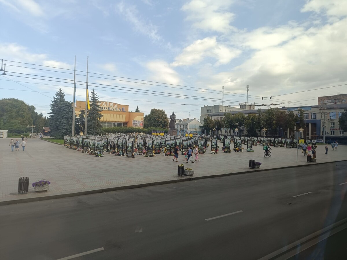 Памятная инсталляция "Цена независимости" в Ровно, Украина. 17 августа 2025 года. Фото из личного архива Сергея