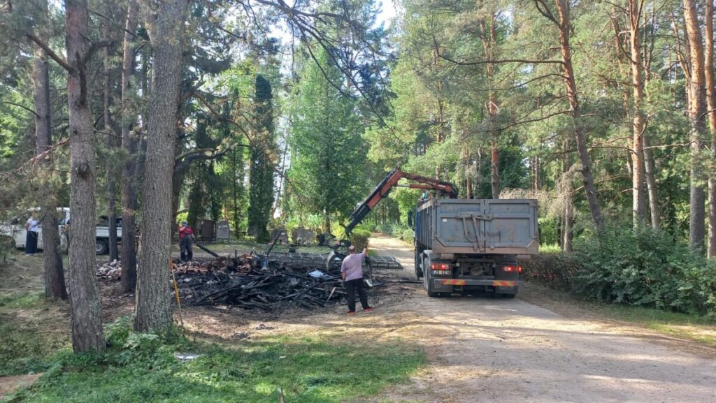 Сгоревшая хозпостройка на территории Коммунальных кладбищ в Даугавпилсе. 11 сентября 2025 года. Фото: Инна Плавока