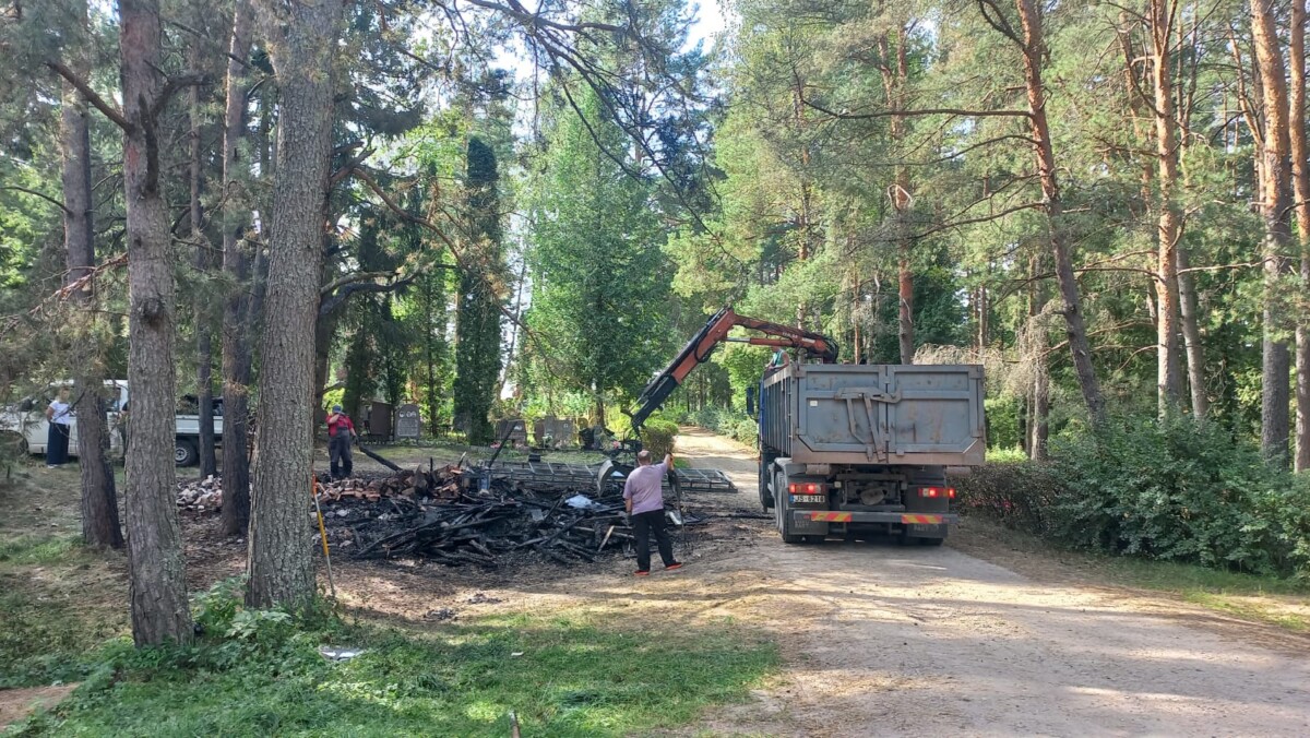 Сгоревшая хозпостройка на территории Коммунальных кладбищ в Даугавпилсе. 11 сентября 2025 года. Фото: Инна Плавока