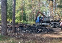 Сгоревшая хозпостройка на территории Коммунальных кладбищ в Даугавпилсе. 11 сентября 2025 года. Фото: Инна Плавока