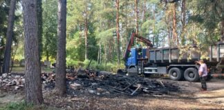 Проникли через окно и подожгли: дело о сгоревшей постройке на Коммунальных кладбищах передали в прокуратуру, подозреваемые — три парня Сгоревшая хозпостройка на территории Коммунальных кладбищ в Даугавпилсе. 11 сентября 2025 года. Фото: Инна Плавока