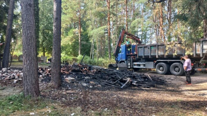 Сгоревшая хозпостройка на территории Коммунальных кладбищ в Даугавпилсе. 11 сентября 2025 года. Фото: Инна Плавока