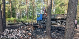 Сгоревшая хозпостройка на территории Коммунальных кладбищ в Даугавпилсе. 11 сентября 2025 года. Фото: Инна Плавока