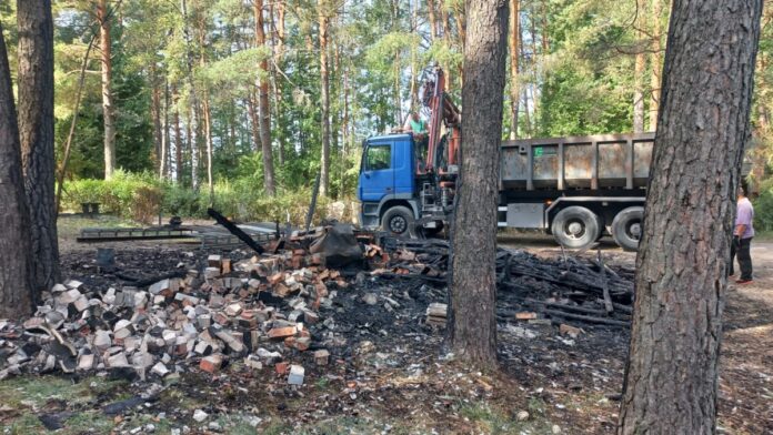 Сгоревшая хозпостройка на территории Коммунальных кладбищ в Даугавпилсе. 11 сентября 2025 года. Фото: Инна Плавока Сгоревшая хозпостройка на территории Коммунальных кладбищ в Даугавпилсе. 11 сентября 2025 года. Фото: Инна Плавока