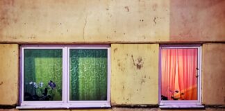 Иллюстративное фото из архива Chayka.lv: окна в доме на улице Авеню в Даугавпилсе, январь 2019 года. Автор фото Сергей Соколов