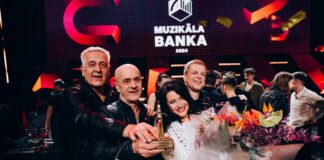 Победители "Музыкального банка 2024" - Антра Стафецка, Ингарс Вилюмс и группа Jumprava с песней Baltu dzīvi nodzīvot. Фото: Каспасрс Добровольскис / Латвийские общественные СМИ
