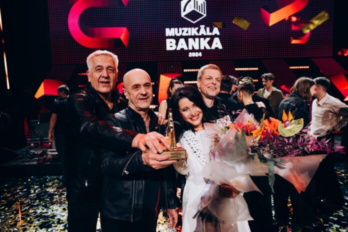 Победители "Музыкального банка 2024" - Антра Стафецка, Ингарс Вилюмс и группа Jumprava с песней Baltu dzīvi nodzīvot. Фото: Каспасрс Добровольскис / Латвийские общественные СМИ Победители "Музыкального банка 2024" - Антра Стафецка, Ингарс Вилюмс и группа Jumprava с песней Baltu dzīvi nodzīvot. Фото: Каспасрс Добровольскис / Латвийские общественные СМИ