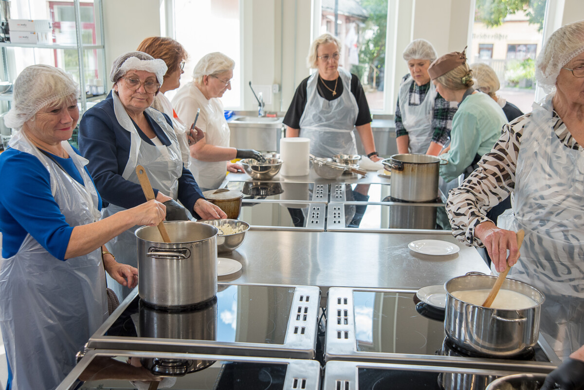 Участники мастер-классов на Фестивале сениоров в Кулдиге. 17 сентября 2025 года. Фото предоставлено организаторами фестиваля
