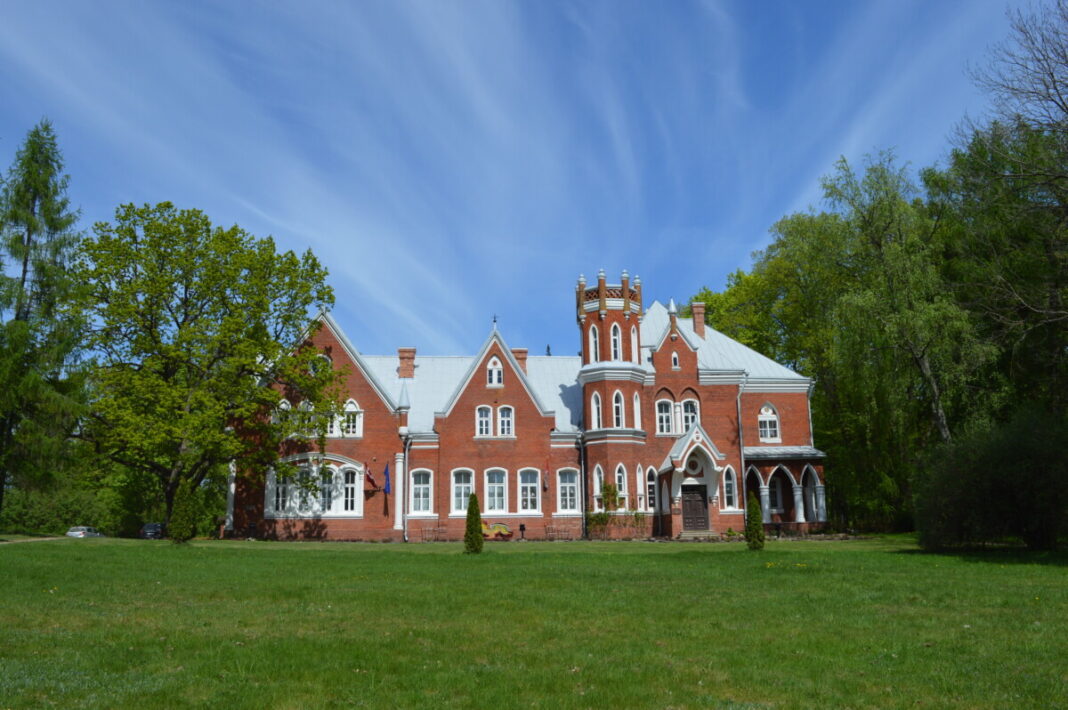 Замок поместья Вецсалиенa (Червонкa). Фото: visitdaugavpils.lv