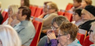 В нашем обществе не говорят о красивом старении, отмечает экзистенциальный психотерапевт Вия Алейдзане. Поэтому на старость накладывается негативная печать страха. Но говорить и думать об этом нужно и важно. Фото: Андрей Емельянов (на открытии "Университета третьего поколения" в Даугавпилсском университете. 17 октября 2025 года)