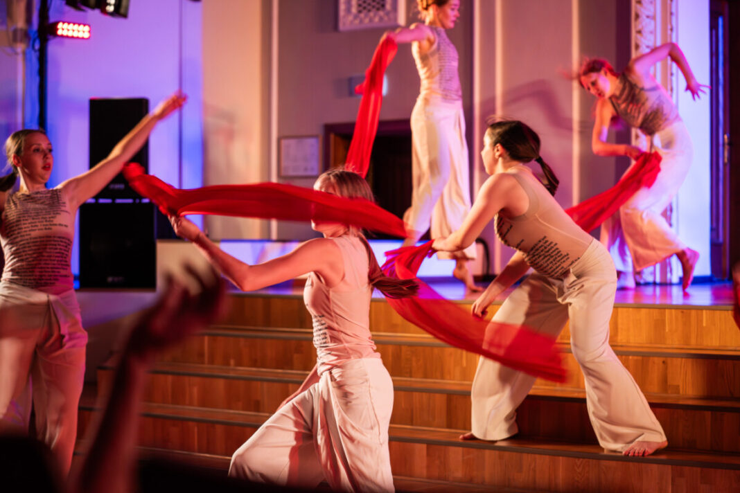 Репетиция спектакля NOtici sev! - новой постановки Efera Dance studio. 10 октября 2025 года. Фото: Андрей Емельянов / V13 Репетиция спектакля NOtici sev! - новой постановки Efera Dance studio. 10 октября 2025 года. Фото: Андрей Емельянов / V13