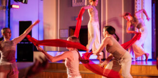 Выставка авторских кукол, новый спектакль Efera Dance studio и День медиаграмотности. Умная афиша. 17 — 23 октября Репетиция спектакля NOtici sev! - новой постановки Efera Dance studio. 10 октября 2025 года. Фото: Андрей Емельянов / V13