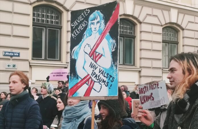 Протест против введения обязательного предабортного консультирования в Латвии. Рига, 21 октября 2025 года. Фото: Наста Захаревич