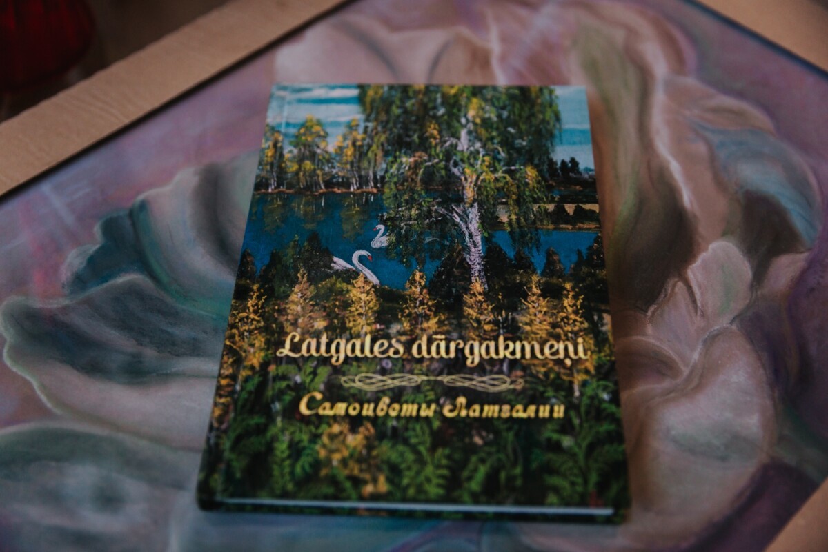 Книжка "Самоцветы Латгалии", в которой есть работы Маргариты Труле. Фото: Ирина Маскаленко