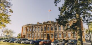 Даугавпилсская дума планирует ликвидировать и объединить несколько муниципальных учреждений. Здание Даугавпилсской думы. 16 октября 2024 года. Фото: Евгений Ратков