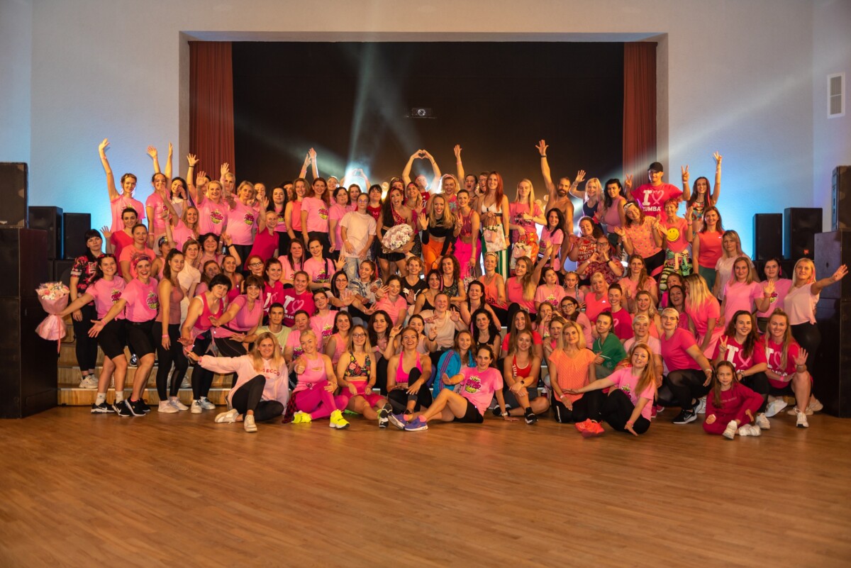 Чтобы поддержать женщин, в Розовый октябрь студия Zumba Queenz уже второй год проводит тренировку «Зумба против рака груди». Фото предоставлено организаторами