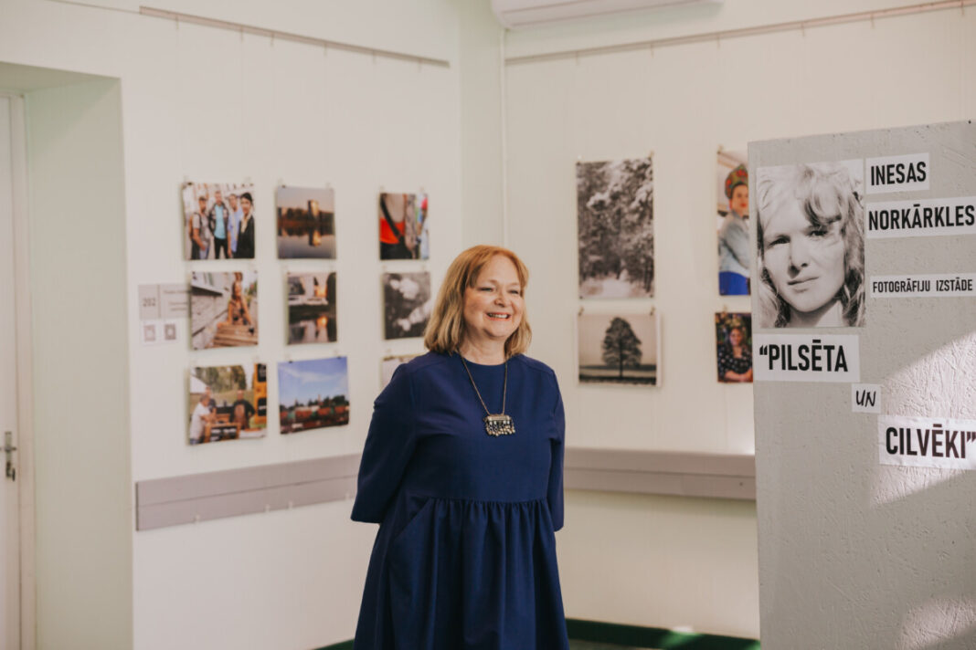 Инесса Норкаркле на открытии своей фотовыставки в Центре русской культуры. Даугавпилс, 19 сентября 2025 года. Фото: Ирина Маскаленко