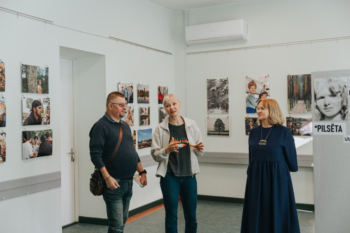 На открытии фотовыставки Инессы Норкаркле. Даугавпилс, Центр русской культуры. 19 сентября 2025 года. Фото: Ирина Маскаленко