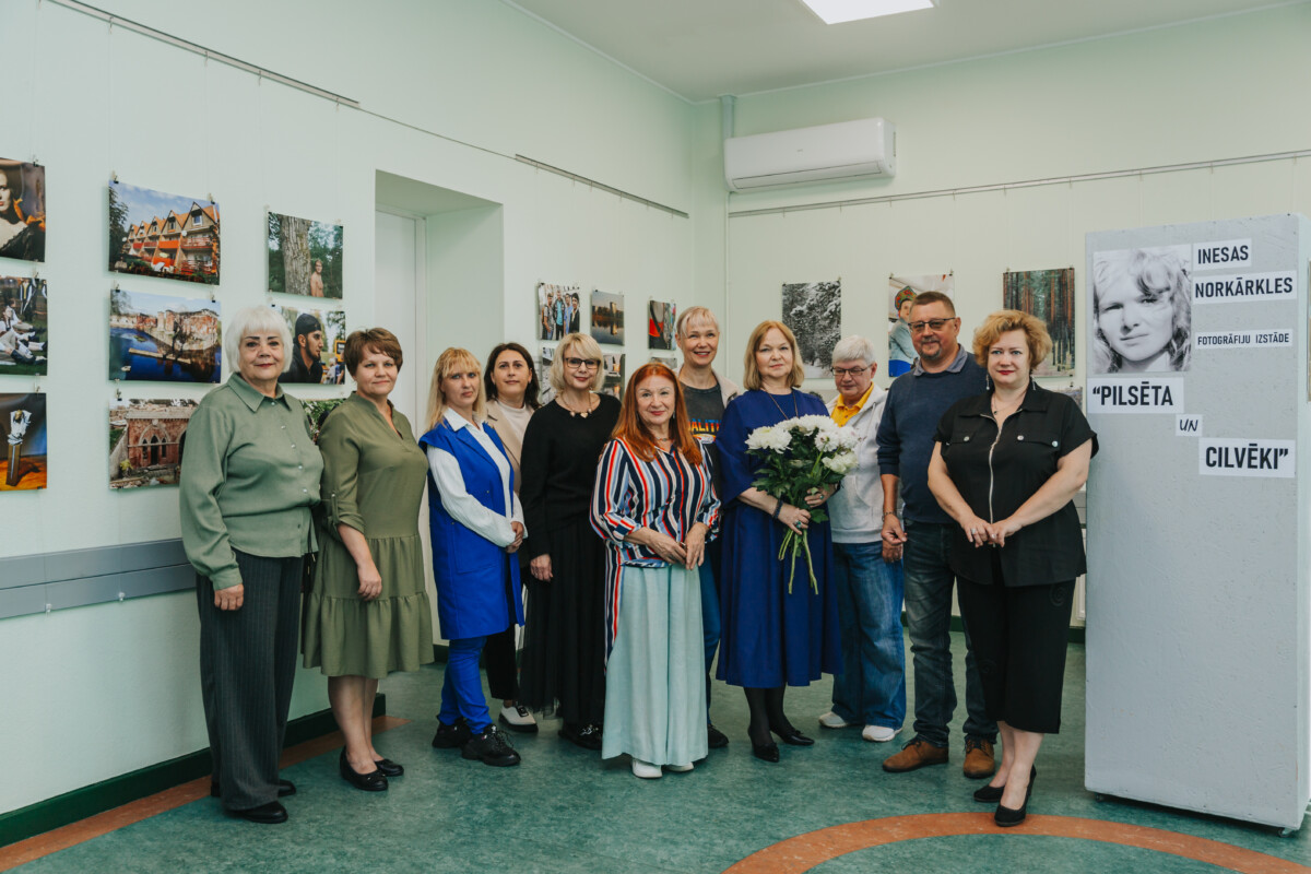 Сотрудники Центра русской культуры, а также друзья и коллеги Инессы на открытии её выставки. Фото: Ирина Маскаленко