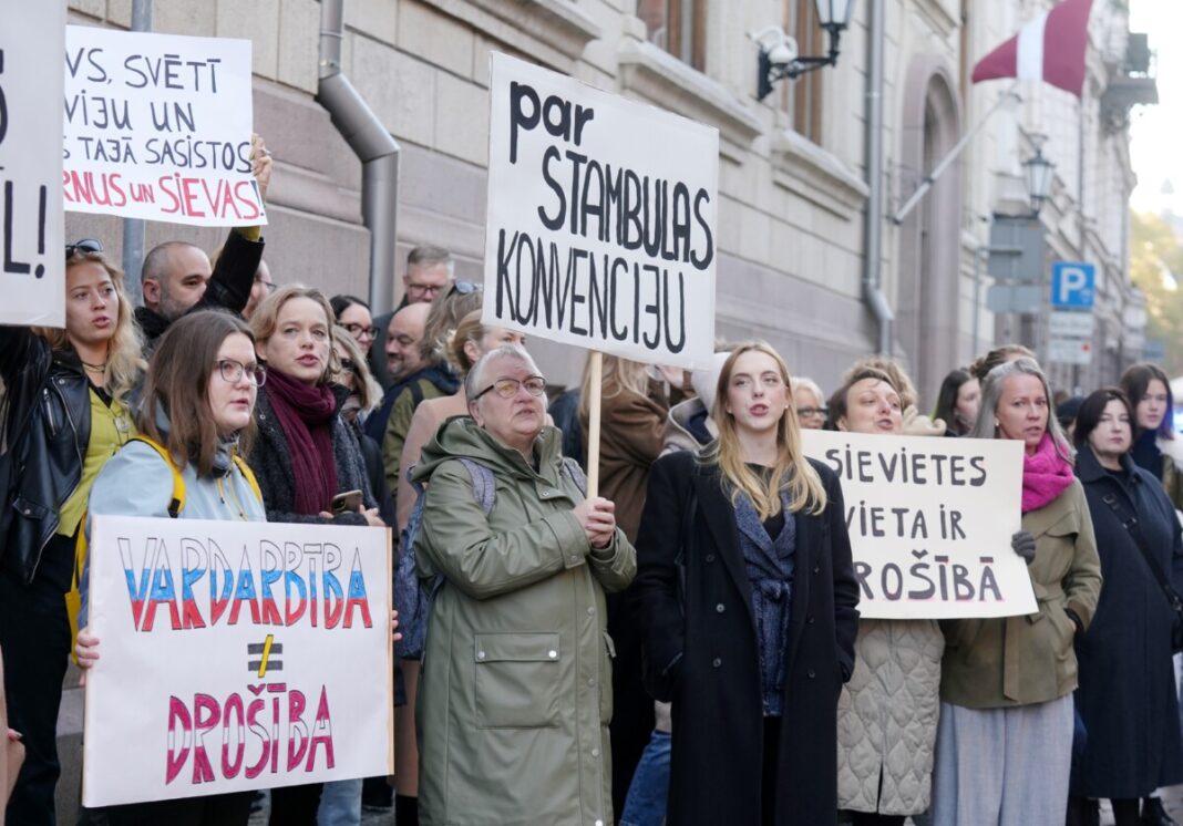 Protests Протест против выхода Латвии из Стамбульской конвенции. Рига, 8 октября 2025 года. Фото: Evija Trifanova / LETA