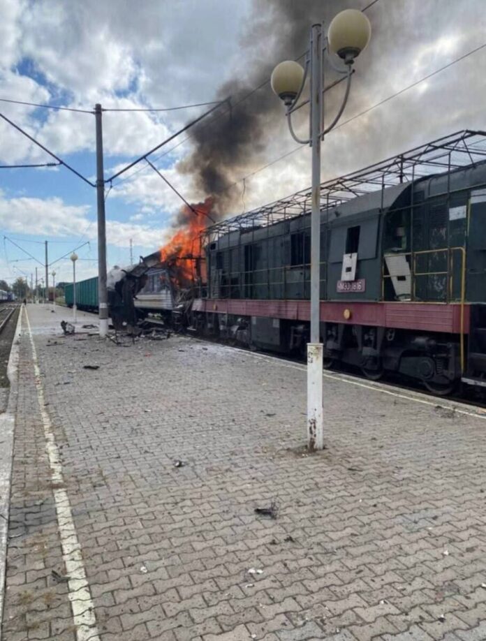 Российские дроны атаковали железнодорожный вокзал в Шосткинской общине Сумской области Украины. Фото: Государственная служба чрезвычайных ситуаций Украины