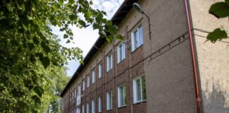 Здание бывшей школы в посёлке Рауда Шедерской волости Аугшдаугавского края. 17 августа 2025 года. Фото: Māra Multiņa / Augšdaugavas novada pašvaldība