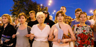 Женщины в сцепке на протесте в Минске, 10 августа 2020 года. Фото: tut.by