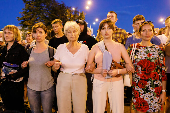 Женщины в сцепке на протесте в Минске, 10 августа 2020 года. Фото: tut.by
